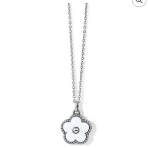 NWT Dazzling Love Flower Necklace